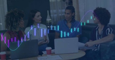 Ofisteki masada dizüstü bilgisayarlar ve kırmızı bardaklarla çizelgeleri analiz eden bir ekip. İşbirliği, beyin fırtınası, profesyonellik, modern, yenilik, takım çalışması, veri