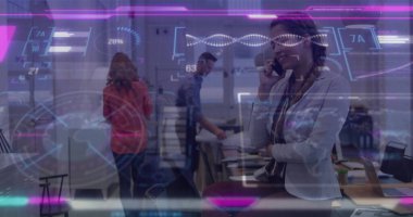 Teknoloji ofisindeki akıllı telefondan holografik veri projeksiyonlarıyla konuşan profesyonel bir kadın. Futuristik, işbirliği, dijital, yenilik, modern, iletişim, takım çalışması