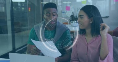 İş arkadaşları ofis masasındaki yazılı kağıtları dizüstü bilgisayar ve beyaz tahta yapışkan notlarla tartışıyor. İşbirliği, takım çalışması, beyin fırtınası, modern, profesyonel, iç, üretkenlik