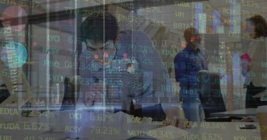 Açık ofiste dizüstü bilgisayara yaslanmış mavi gömlekli bir analist. Borsa verileri masaları örtüyor. Şirket, takım çalışması, finans, veri, üretkenlik, işbirliği, modern