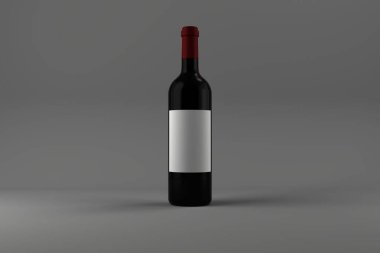 Gri arka planda etiketli siyah şarap şişesi