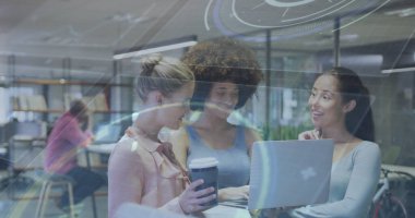 Çalışma alanında dizüstü bilgisayarlı kitaplık bisikletleriyle uzun masanın etrafında duran üç kadınla işbirliği yapmak. Birlikte çalışma, takım çalışması, modern, canlı, profesyonel, yenilik, üretkenlik