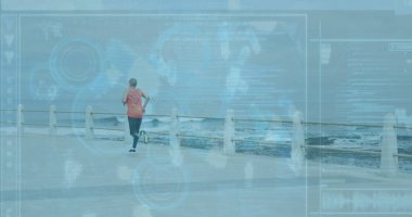 Yürüme yolunda kırmızı giysili koşan adam, beyaz tırabzanlı, HUD kaplamalı, kopyalama uzayı. Atletik, fitness, teknoloji, yenilik, açık hava, egzersiz, kentsel