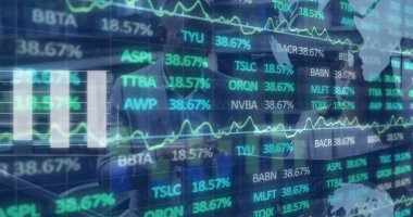 Mali analistler, şeffaf ekranda grafikler ve saatlerle birlikte hisse senedi verilerini analiz ediyorlar. Teknoloji, finans, veri görselleştirme, işbirliği, profesyonellik, modern, dijital arayüz