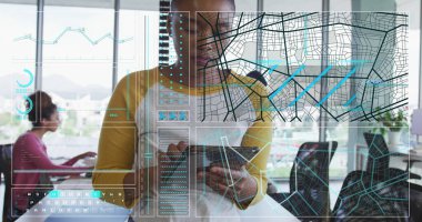 Hardal gömlekli biri tablet kullanıyor. Ofisteki iş arkadaşıyla birlikte holografik haritayla etkileşimde. Teknoloji, işbirliği, yenilik, çalışma alanı, fütüristik, kentsel, dijital