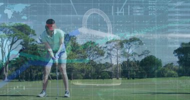 Yeşil polo giyen golfçüyü yerleştirmek, golf sahasının üzerine golf sopası yerleştirmek, veri örtüleri. Atletik, performans, teknoloji, açık hava, hassasiyet, modern, boş zaman