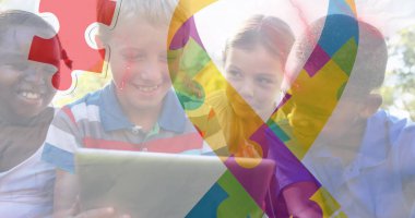 Dijital tablet paylaşımı, parkta çimlerin üzerinde oturan parlak yaz kıyafetleri giyen bir grup çocuk. Çocuklar, arkadaşlık, açık hava, yeşillik, eğlence, çeşitlilik, oyuncu