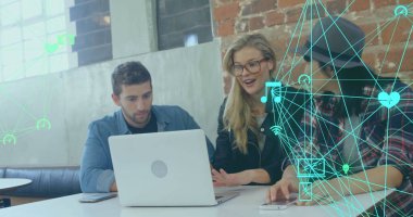 Birlikte çalışma alanındaki projeyi gümüş dizüstü bilgisayar ve akıllı telefonla inceleyen profesyoneller. İşbirliği, takım çalışması, yenilik, modern, çalışma alanı, beyin fırtınası, teknoloji