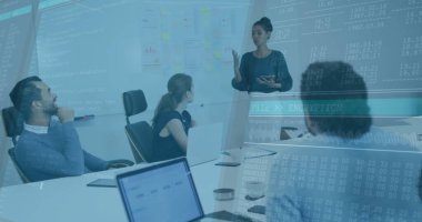 Karşınızda toplantı odasında beyaz tahtaya el kol hareketi yapan Afro-Amerikan kadın dizüstü bilgisayarlar ve veri örtüsü. İşbirliği, yenilik, beyin fırtınası, takım çalışması, iş dünyası, strateji, dijital