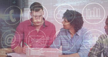 Masada kod kaplaması, ikonlar, kalem ve defter ile fikir eşleştiren üç profesyonel beyin fırtınası. İşbirliği, yenilik, teknoloji, takım çalışması, dijital, beyin fırtınası, modern