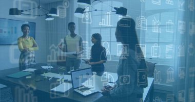 Ofis konferans masasında iş birliği yapan takım elbiseli dört kadın, dizüstü bilgisayarlar, veri örtüsü. İşbirliği, takım çalışması, veri analizi, iş toplantısı, şirket, modern, profesyonel