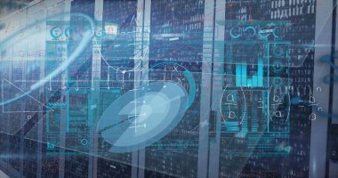 Veri merkezi koridorundaki siyah sunucu dolaplarında LED göstergelerle dijital kaplamalar akışı. Teknoloji, siber güvenlik, veri analizi, bulut hesaplaması, dijital dönüşüm, girişim, ağ oluşturma