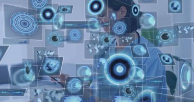 Holografik dünya haritası arayüzlerinde gezinen hemşire çalışma istasyonunda tabletle birlikte açık mavi önlük giyiyor. Tıbbi teknoloji, dijital sağlık, klinik yenilik, geleceksel arayüz, veri görselleştirme, sağlık analitiği, profesyonel çalışma alanı