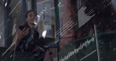 Koyu renk elbiseli iki kadın toplantı odasında verileri tartışıyor. Ekran örtüsü, dizüstü bilgisayarı, kopyalama alanı var. İşbirliği, analitik, yenilik, profesyonellik, dijital, teknoloji, strateji