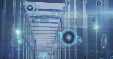 Sunucu raflarının genişletilmesi veri merkezi koridoru, yama kabloları ve holografik UI elemanları ile. Teknoloji, siber, dijital, geleceksel, ağ, otomasyon, yenilik