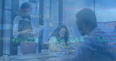 Ofisteki masada dizüstü bilgisayarlarla tablet tutan ve not yazan iş adamları sunar. Şirket, takım çalışması, yenilik, modernlik, analitik, işbirliği, üretkenlik