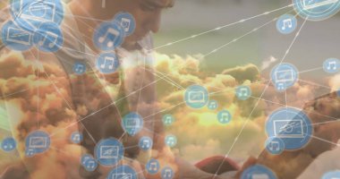 Sıradan tişörtlerle öne doğru eğilen adam bulut ağındaki akıllı telefonla etkileşime geçiyor, yüzen ikonlar. Teknoloji, bağlantı, yenilik, iletişim, dijital, fütüristik, iş