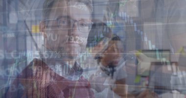 İşyerinde bordo süveter giyen analist, iş arkadaşı akıllı telefon kullanırken hisse senedi grafikleri okuyor. Finans, analitik, teknoloji, takım çalışması, profesyonel, dijital, veri