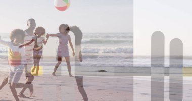 Yaz kıyafetleriyle dört kişilik koşu ailesi kumlu deniz kıyısında çok renkli plaj topu tekmeliyor. Aile, yaz, açık hava, eğlence, eğlence, yaşam tarzı, tasasız