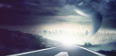 Kasırga bacasının altında fırtınalı şehir siluetine giden iki şerit çizgisi var. Sürüş, manzara, tehlike, fırtına, hava durumu, kentsel, ufuk