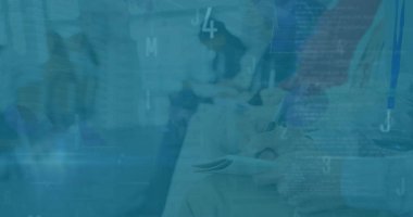 Açık mavi tişörtlü bir adam ofis masasında spiral kaplı bir defter dolduruyor, veriler grafikleri örtüyor. Profesyonel, çalışma alanı, dijital, işbirliği, analiz, modern, idari