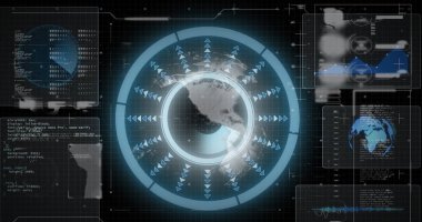 Merkezi holografik küreyi eşmerkezli halkalar veri panelleri ile birlikte konsolda döndürerek gösteriyor. Fütürist, sürükleyici, dijital, şematik, analitik, görselleştirme, arayüz