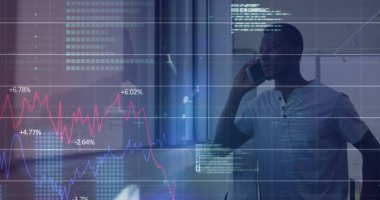 Kısa kollu tişörtlü bir adam ofiste akıllı telefon kullanıyor. Camın üzerinde tabloları var, fotokopi odası var. İş, iletişim, teknoloji, yenilik, finans, modern, profesyonel