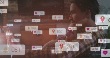 Tablet tutan, ekose gömlek giyen, kanepeye sarılan, tebligat ikonları olan bir çift. Romantik, samimi, yaşam tarzı, dijital, modern, iletişim, bağlantı