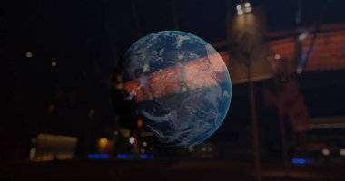 Kontrol odasının içinde monitörler ve klavyelerle yarı saydam holografik Dünya gösteriliyor. Gelecekçi, teknoloji, yenilik, dijital, bilim kurgu, arayüz, aydınlatma