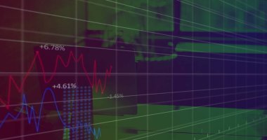 Izgara örtüsü ve kırmızı mavi çizgi grafik izleme trendleri monitör laptop ile ticaret masasında gösteriliyor. Finans, analitik, veri görselleştirme, iş, teknoloji, profesyonel, dijital