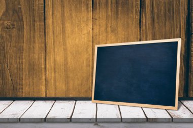 Tahta masadaki siyah tahta.