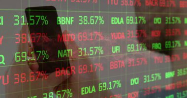 Ofiste sol elle akıllı telefonu tutmak, şeffaf panelde hisse senedi verileri göstermek, kopyalama alanı. Teknoloji, finans, borsa, veri analizleri, dijital, profesyonel, fütürist