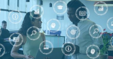 İş elbiseli kadın ve erkek meslektaşlar ofiste dizüstü bilgisayarla iş birliği yapıyorlar, analitik simgeler. İşbirliği, takım çalışması, modern, yenilik, üretkenlik, iletişim, girişim