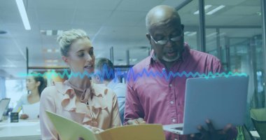 Kırmızı gömlekli akıl hocası, pembe bluzlu iş arkadaşı ofiste dizüstü bilgisayarı inceleyip sarı klasörlü. İşbirliği, takım çalışması, profesyonel, kurumsal, modern, üretkenlik, çeşitlilik