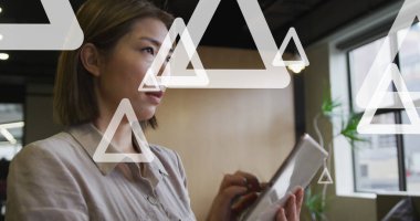 Tabletli kadın gri bluz giyer, modern ofiste tahta bölmeli, bitki diker. Şirket, işyeri, modern, dijital, profesyonel, minimalist, teknoloji