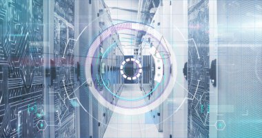 Yüksek sunucu rafları ve holografik kaplamalı kablo tepsilerinin yer aldığı veri merkezi koridoru gösteriliyor. Teknoloji, siber güvenlik, endüstriyel, geleceksel, ağ, altyapı, dijital