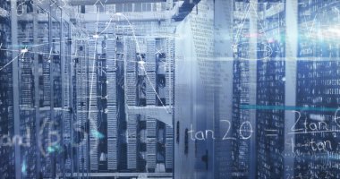 Parlak sunucu rafları veri merkezinde ağ kabloları ve kod örtüleriyle mavi ışık yayıyor. Teknoloji, siber güvenlik, ağ, dijital, yenilik, endüstri, veri