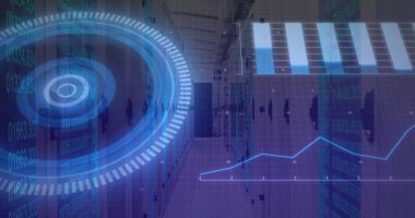 İş kıyafeti giyen teknisyenler veri merkezindeki sunucuları holografik çizelgelerle inceliyorlar. Teknoloji, yenilik, veri, siber güvenlik, dijital, analitik, şirket