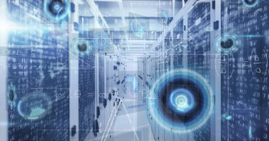 Veri merkezinde dijital kaplamayı, yanıp sönen LED 'leri ve kabloları gösteren sunucu rafı koridoru gösteriliyor. Teknoloji, siber güvenlik, veri, dijital, ağ, altyapı, yenilik