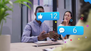 Erkek sunucu tableti tıklatıyor ve iş toplantılarında sosyal simgeleri gösterirken akran notlarını gösteriyor. İşbirliği, teknoloji, profesyonellik, iletişim, takım çalışması, modern, ağ oluşturma