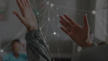 Öğretmenler, eğitimdeki jestleri eşleştirirken ağ animasyonunu etkinleştirerek el kaldırıyor. Etkileşimli, işbirliği, dijital, yenilik, sınıf, öğrenme, teknoloji