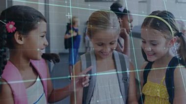 Üç liseli kız, arkadaşlarıyla selamlaşıp dolaplarda akıllı telefon göstererek eğlencesine el çırpıyorlar. Arkadaşlık, oyun, çocukluk, takım çalışması, dostluk, gençlik, sosyal beceriler.