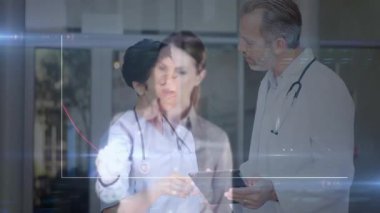 Doktor işaretçiyi kaldırıyor ve ekranda kırmızı çizgi çiziyor. Tıbbi demo için el sıkışıyor. Tıbbi, teknoloji, yenilik, işbirliği, veri, analitik, profesyonel