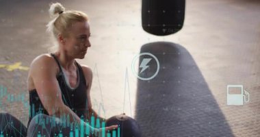 Spor salonunda göğüs hizasında tıp topunu kavramış bir sporcu çekirdeği güçlendirmek için Rusça çevirmeler yapıyor. Fitness, strength, training, sport, exercise, motion, motive