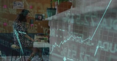 Kadın bardağı yudumluyor, daktilo ediyor ve mali durumu analiz ediyor, artan grafiklerle şeffaf örtüşme başlatıyor. İş kadını, üretkenlik, modern çalışma alanı, veri görselleştirme, finansal büyüme, dijital analiz, profesyonel