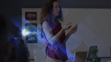 Eğitmen başlangıç dersine işaretleri yükselterek, döndürerek ve beyaz tahta kavramlarını sınıfa vurgulayarak başlıyor. Eğitmen, eğitim, sunum, iletişim, profesyonel, etkileşimli, motivasyonel