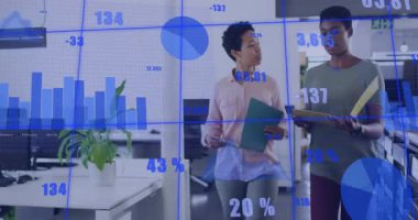 Çerçeveye giren iş adamları, animasyon çizelgeleriyle rakamları güncelleyen raporları inceliyorlar. İşbirliği, takım çalışması, analitik, ofis, iletişim, veri görselleştirme, profesyonel