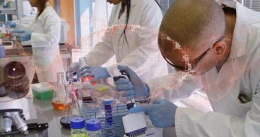 Laboratuvar bilim adamları pipeti emiyor ve dijital küre olarak reaktör döküyor. Görselleştirme verileri. Araştırma, yenilik, işbirliği, teknoloji, bilim, laboratuvar, moleküler