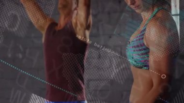 Erkek ve kadın spor salonunda kettlebell presleri ve bukleleri yapıyor, bu da izleme için nabız düzenleyicilerine neden oluyor. Güç, zindelik, eğitim, teknoloji, biyometrik, performans, siluet