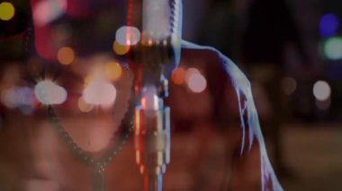 Müzikte geriye dönük mikrofona yaslanan şarkıcı kamera kayıyor ve ışık, şarkı söyleyen yüzü ortaya çıkarıyor. Klasik, caz, performans, atmosfer, gece hayatı, anlamlı, sinematik